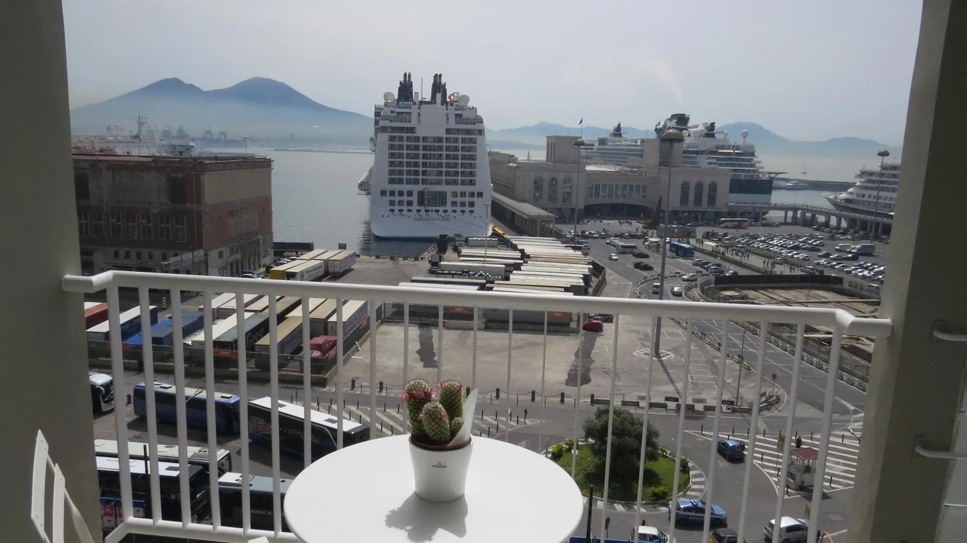 Skyhouse Beverello Napoli 3*,